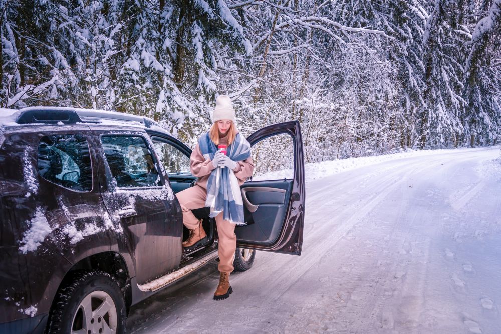 Zalane auto, wilgotny garaż – dlaczego po wypadku lub podtopieniu warto wezwać nie tylko pomoc drogową?